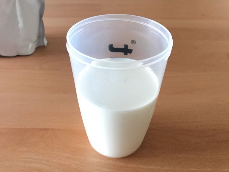 完全食uFit（ユーフィット）_uFit完全栄養食の飲み方・味_牛乳と混ぜる_シェーカーに牛乳を入れる