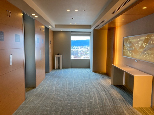 シェラトングランドホテル広島滞在記_フロントから客室まで_客室フロアのエレベーターホール