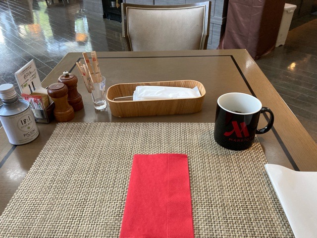 東京マリオットホテルのオールデイダイニング「 Lounge & Dining G」_朝食ブッフェ_店内の雰囲気_テーブルセット01