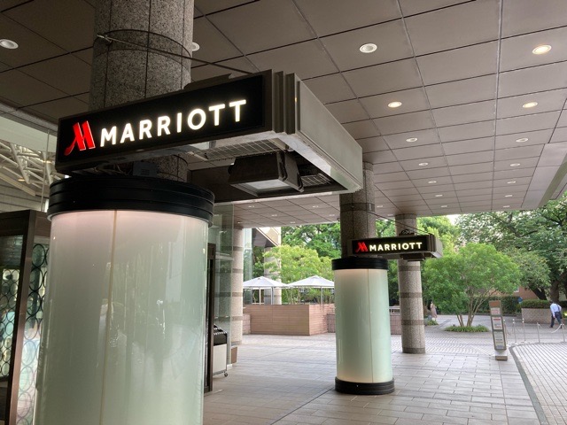 東京マリオットホテル_入口からフロントまで01