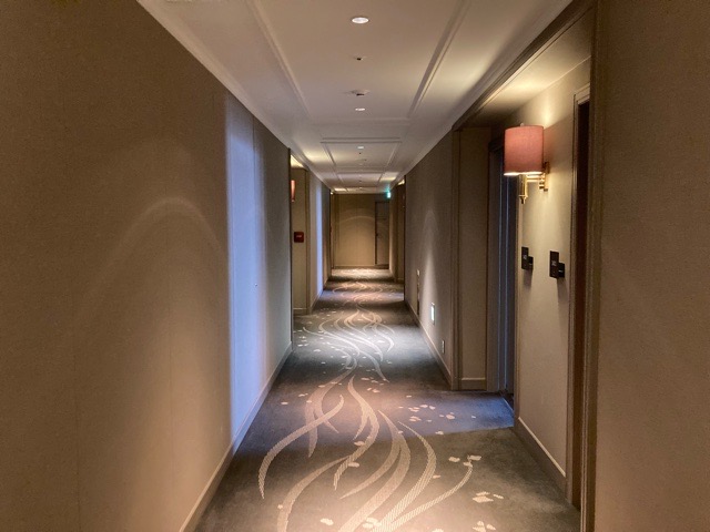 東京マリオットホテル_エレベーターから客室まで02