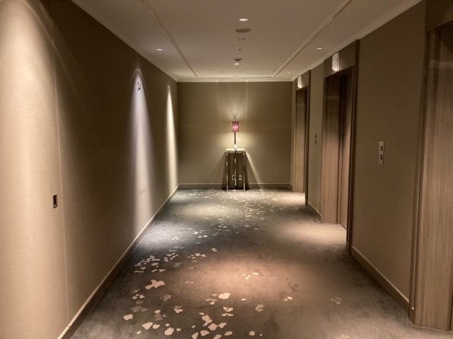 東京マリオットホテル_エレベーターから客室まで01